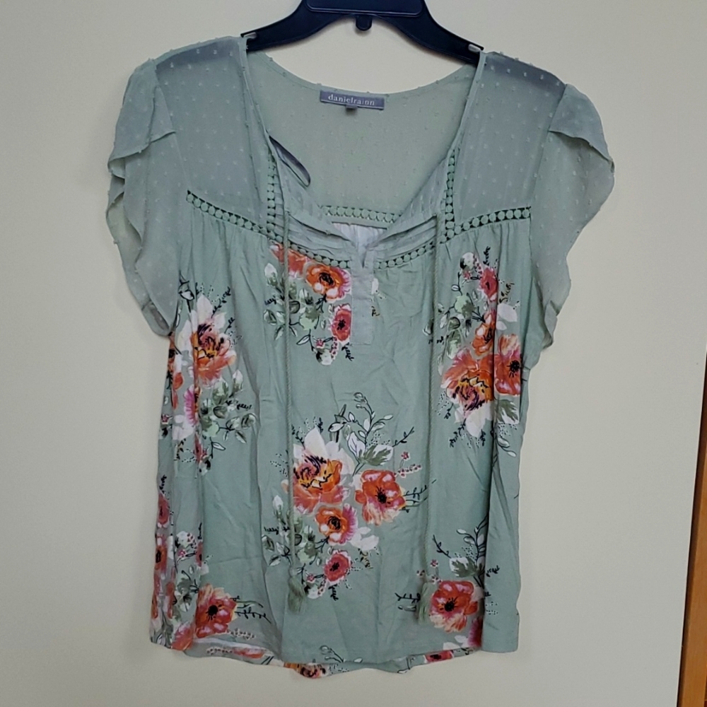 Flutter sleeve top. Daniel  Rainn. Medium